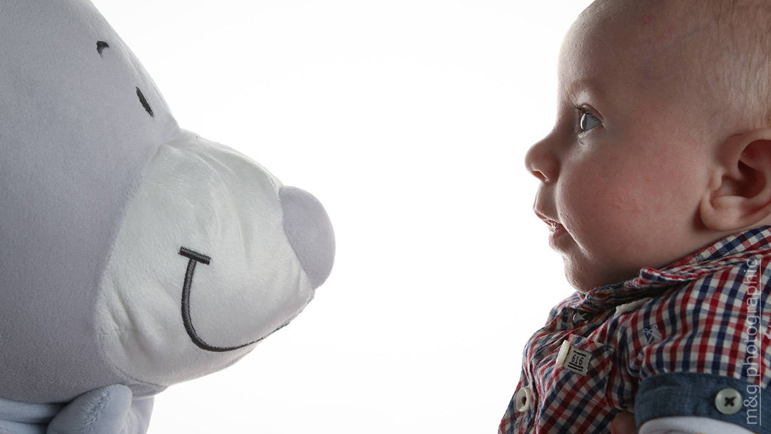 Photographe annecy geneve bebe peluche face rire mains