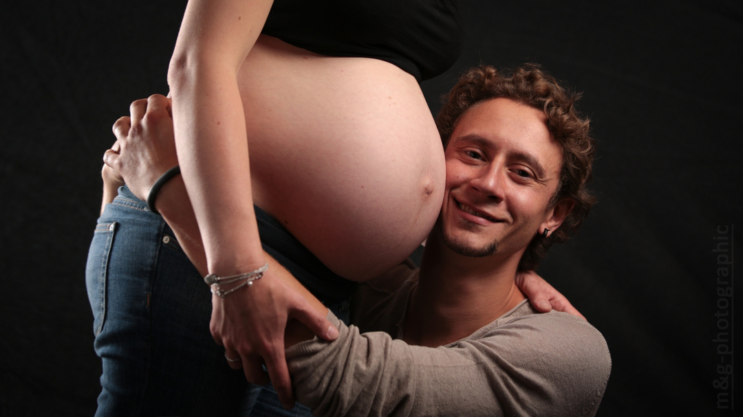 Photographe annecy geneve enceinte enfants famille calin ventre papa