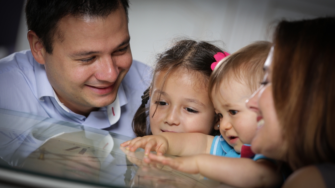 Photographe annecy geneve enceinte enfants famille table salon zoom