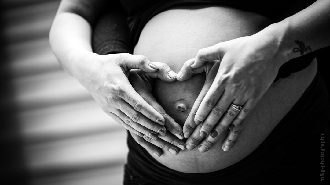 Photographe annecy geneve enceinte maternite photo coeur mains