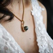 Photographe annecy haute savoie abbaye couple photo wedding bijou buste collier perle marie e