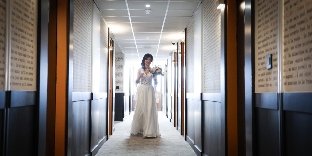 Photographe annecy haute savoie abbaye couple photo wedding hotel rencontre marche couloir photo
