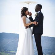 Photographe annecy haute savoie abbaye couple photo wedding lac lac annecy ombrelle debout tete a tete