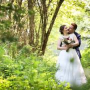 Photographe annecy haute savoie mariage wedding couple nature sous bois simplicite complicite photo
