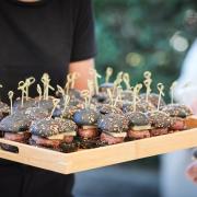Photographe annecy mariage cocktail traiteur burger noir manger partage photo original idee wedding