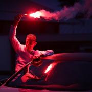 Photographe annecy mariage haute savoie lac montagne soiree ambiance voiture fumigene rouge photo