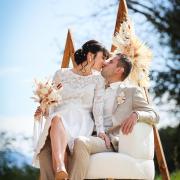 Photographe couple mariage annecy haute savoie amour bisou fauteuil exterieur tendresse wedding image photo