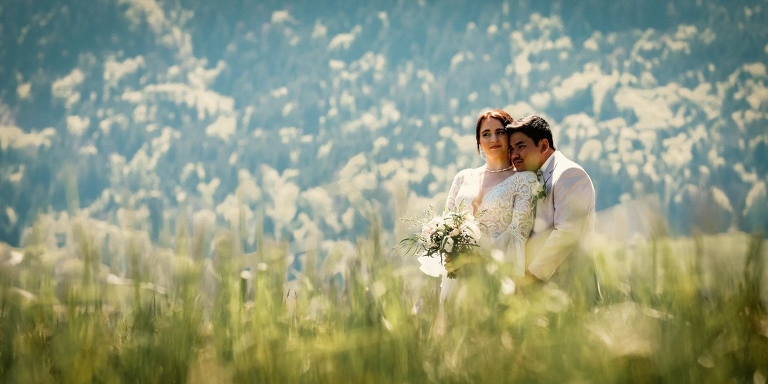 Photographe haute savoie villaz aviernoz annecy couple montagne nature naturel heureux comploicite beaux marie s
