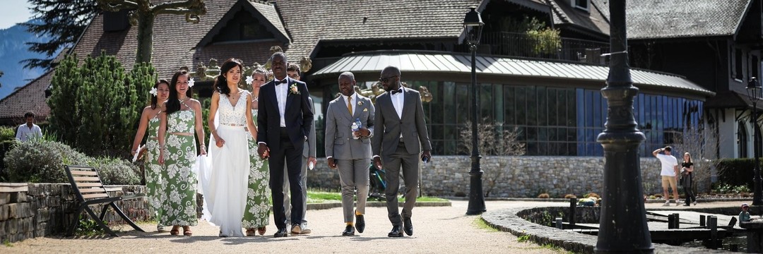 Photographe mariage annec haute savoie talloires abbaye groupe marche wedding day baie famille