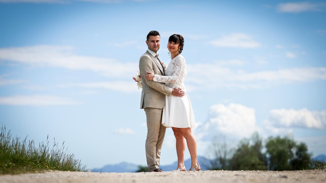 Photographe mariage annecy haute savoie couple regards naturel face chemin nature montagne paysage panorama orange montisel fete
