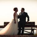 Photographe mariage annecy haute savoie photo couple contre jour paysage decor banc montagne