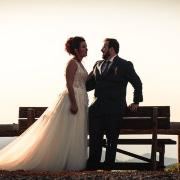 Photographe mariage annecy haute savoie photo couple contre jour paysage decor banc montagne