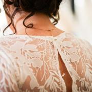 Photographe mariage haute savoie annecy de tail pre paratif marie e robe dos habillage