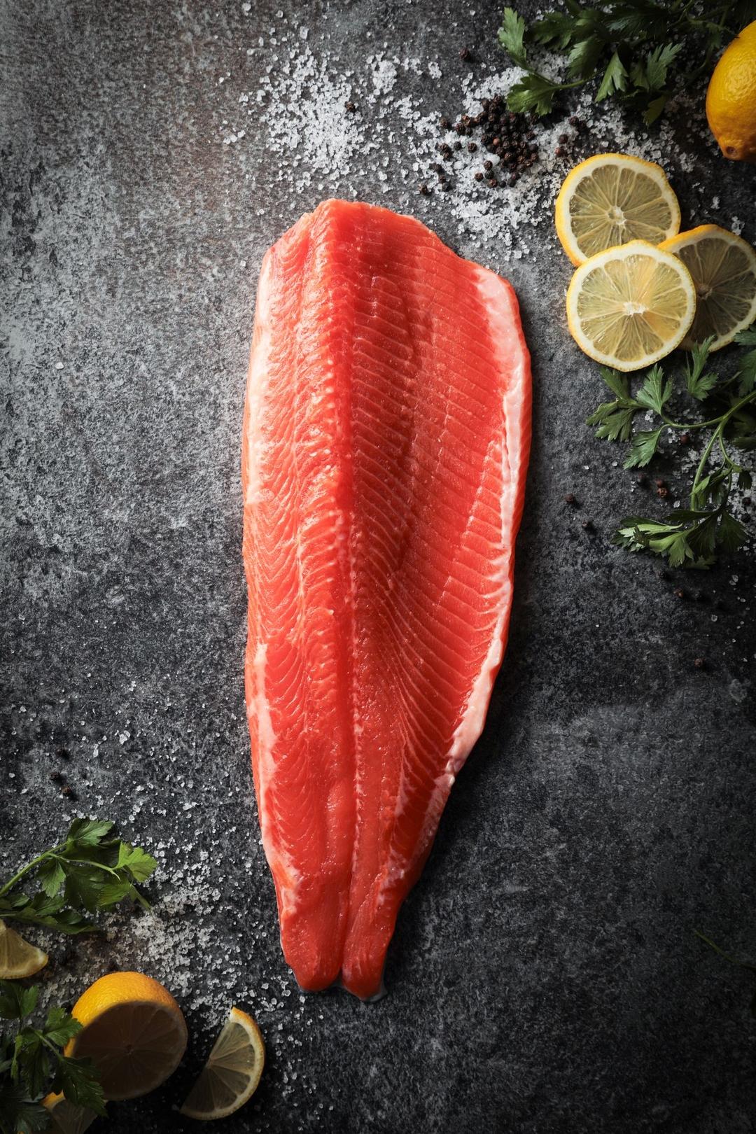 E photographe alimentaire culinaire mise en situation annecy haute savoie photo 1080 la source bleue filet truite pre sentation citron magazine