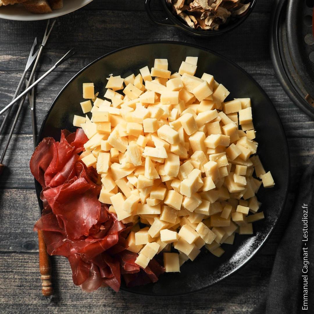 F photographe alimentaire culinaire mise en situation annecy haute savoie photo 1080 fromage recette fondue savoyarde charcuterie soiree amis pics