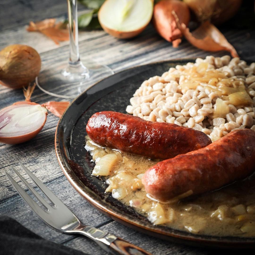 M photographe alimentaire culinaire mise en situation annecy haute savoie photo 1080 zoom assiette diots vin blanc crozets groumand