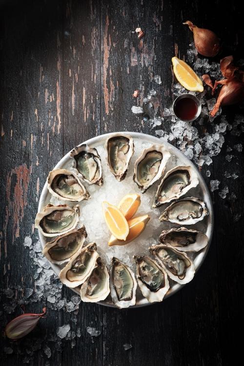 Photographe alimentaire culinaire mise en situation annecy haute savoie photo hd la source bleue plateu huitres citron presentation vertical magazine