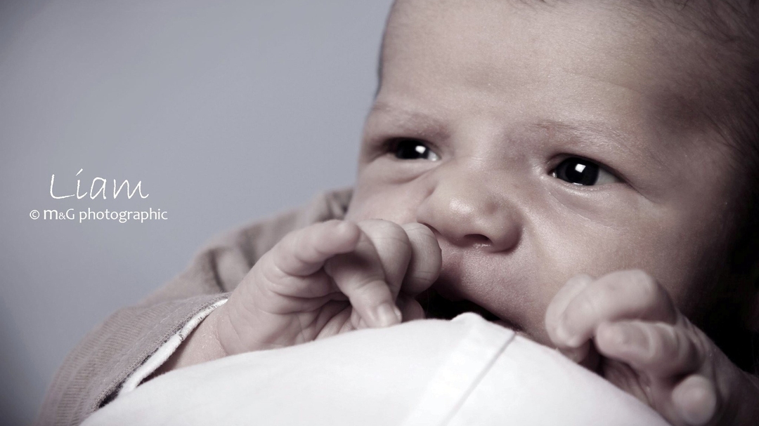 Photographe annecy geneve enceinte enfants famille epaule regard bebe