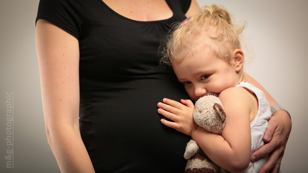 Photographe annecy geneve enceinte enfants maternite bebe calin