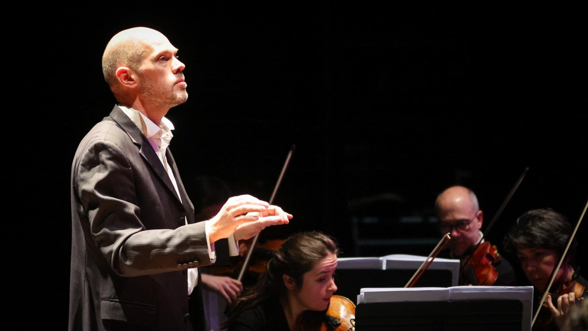Photographe annecy haute savoie orchestre des pays de savoie bonlieu concert reportage photo entreprise departement chef baguette image composition