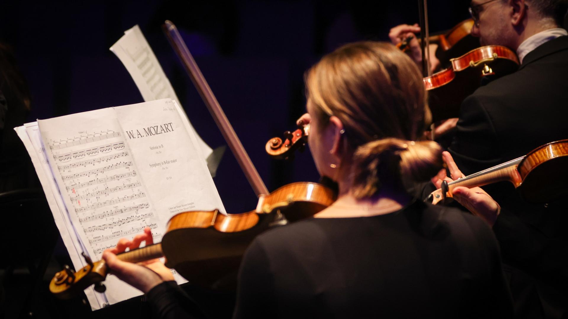 Photographe annecy haute savoie orchestre des pays de savoie bonlieu concert reportage photo entreprise departement image partition illustration sombre beau