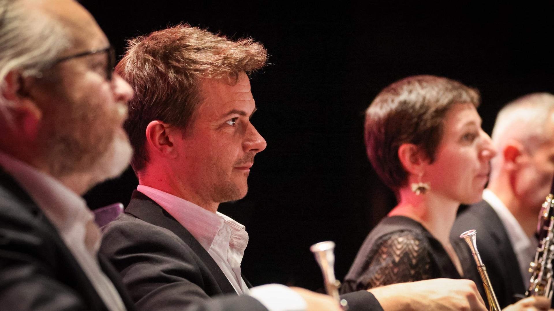 Photographe annecy haute savoie orchestre des pays de savoie bonlieu concert reportage photo entreprise departement musicien image portrait attentif