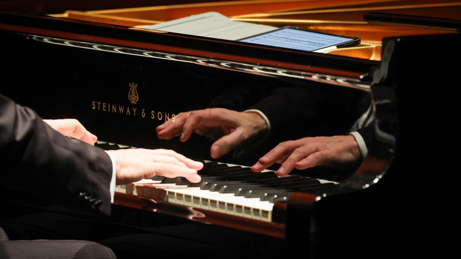 Photographe annecy haute savoie orchestre des pays de savoie bonlieu concert reportage photo entreprise departement piano mains reflet image notes musique