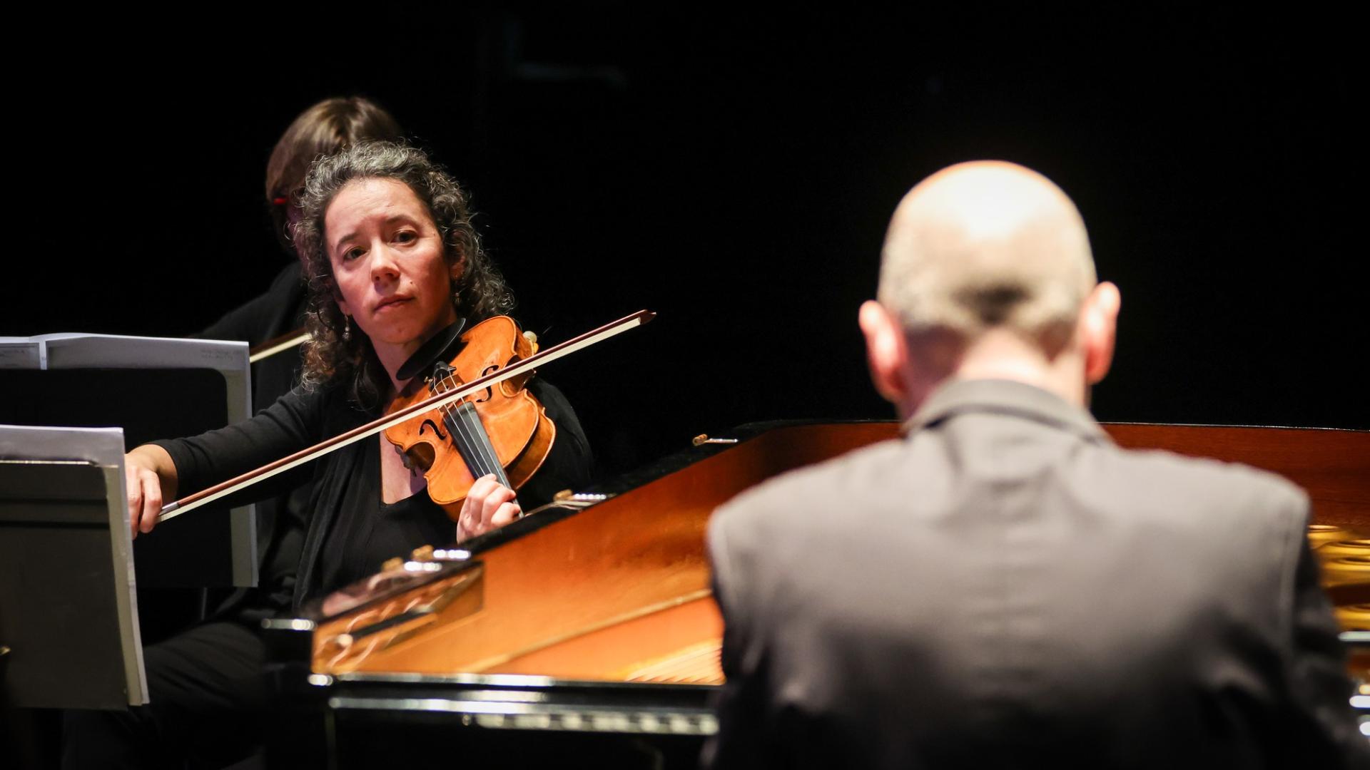 Photographe annecy haute savoie orchestre des pays de savoie bonlieu concert reportage photo entreprise departement violon musique piano concentration musique
