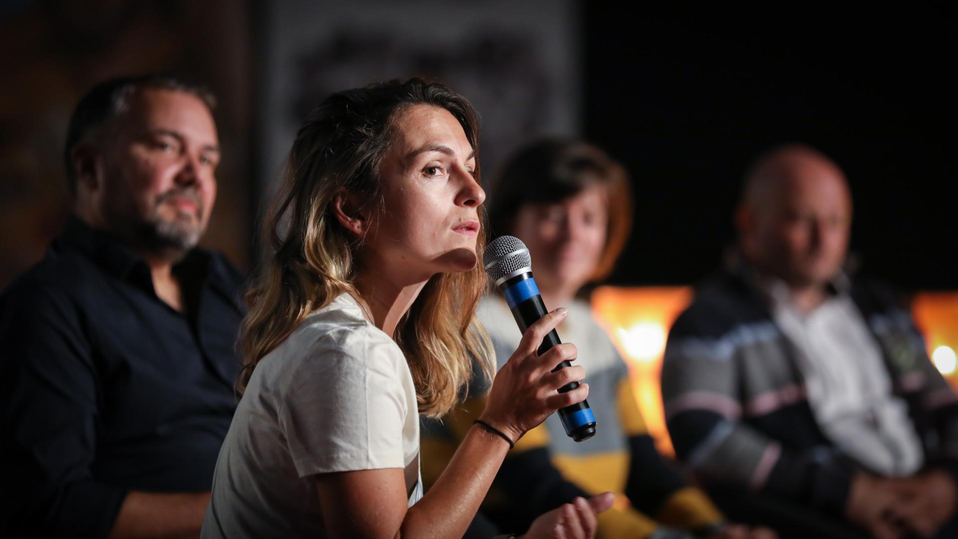 Photographe evenement spectacle annecy entreprise haute savoie conference micro parole interview