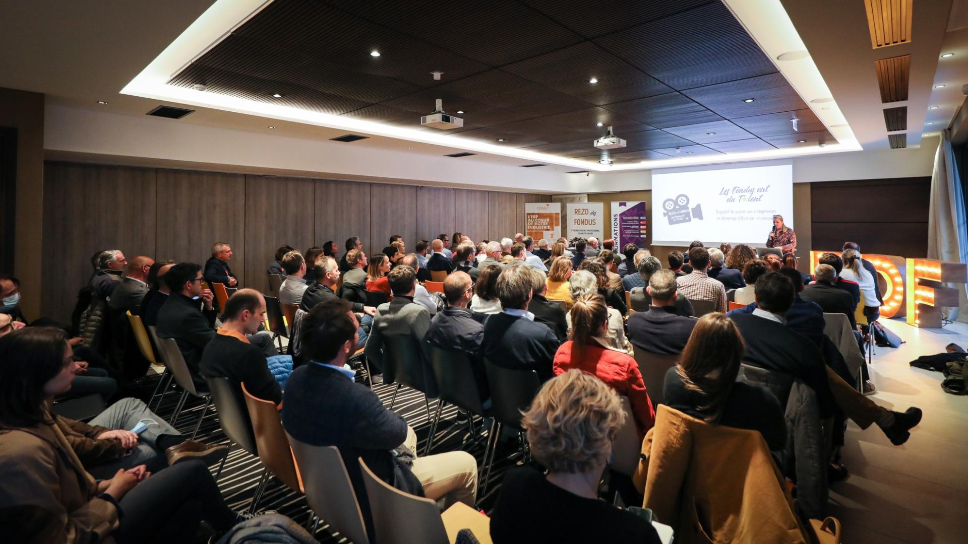 Photographe evenement spectacle annecy entreprise haute savoie foule scene salle conference