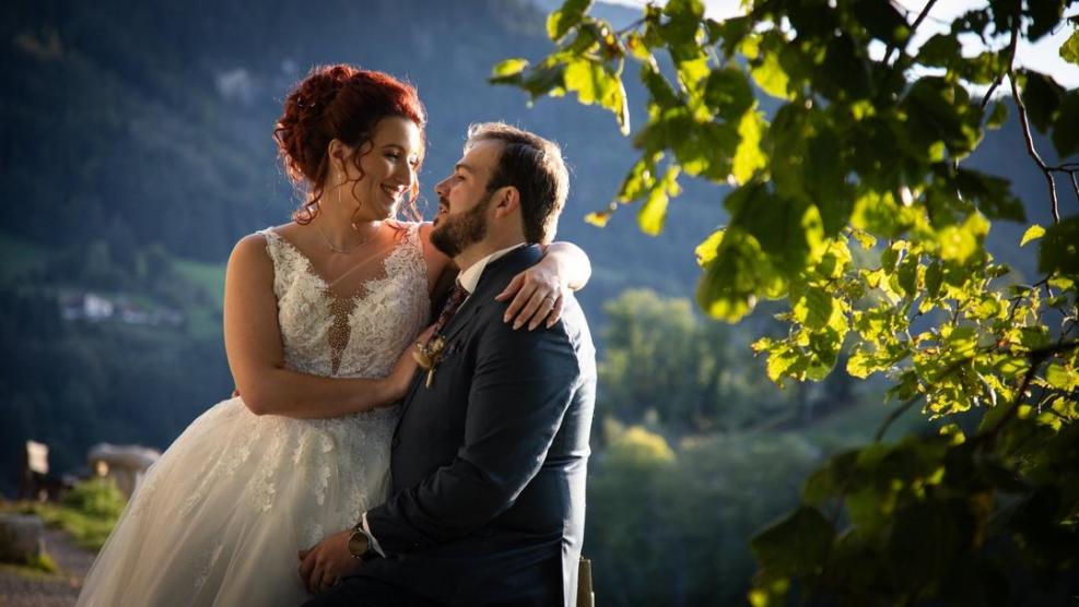 Photographe mariage annecy haute savoie couple complicite amour regards coucher de soleil soir