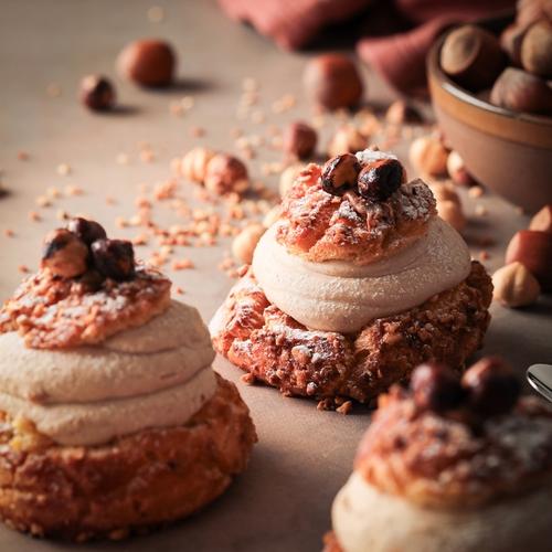 Photographe mise en situation alimentaire annecy haute savoie paris brest patisserie individuel villaz choux noisettes creme photo 1
