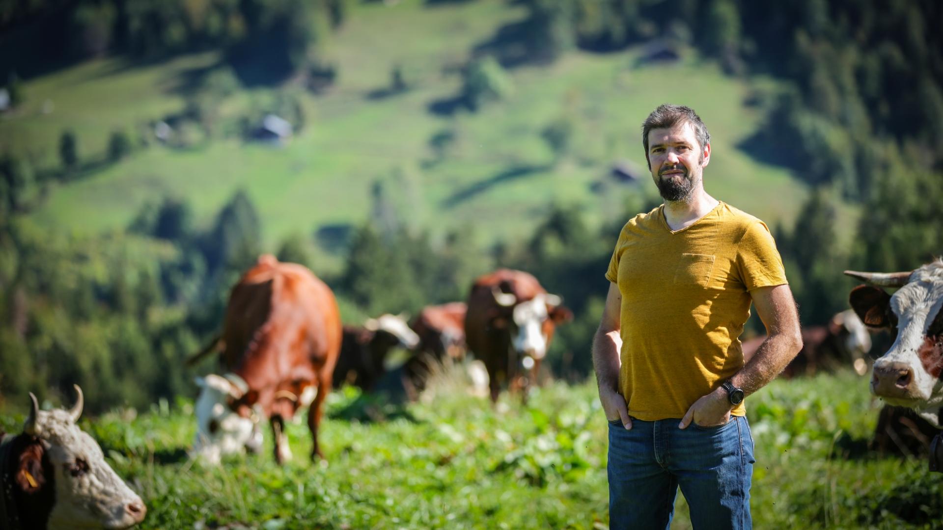 Photographe publicitaire annecy haute savoie terroir producteur image affiche communication gaec mont charvin reblochon producteur portrait