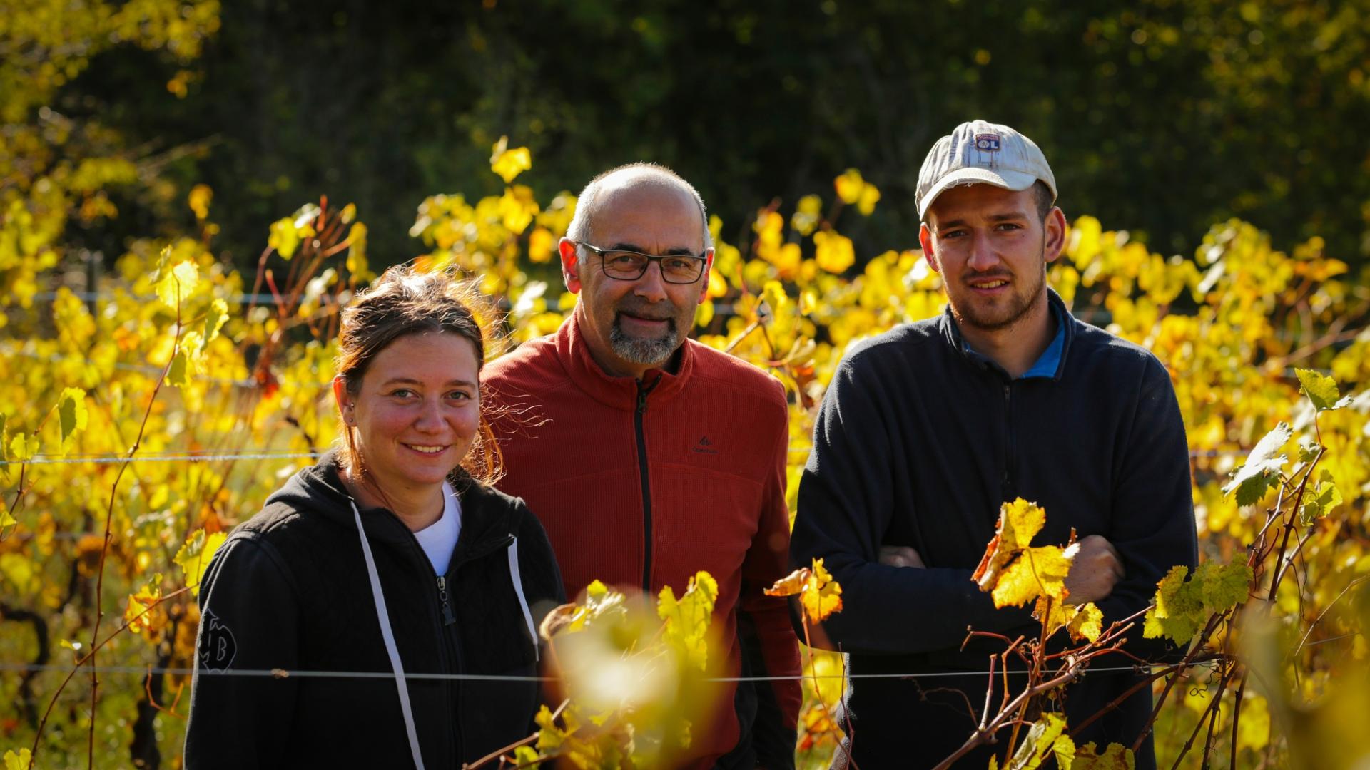 Photographe publicitaire annecy haute savoie terroir producteur image affiche communication vigneron chatagnat vignes vin frangy