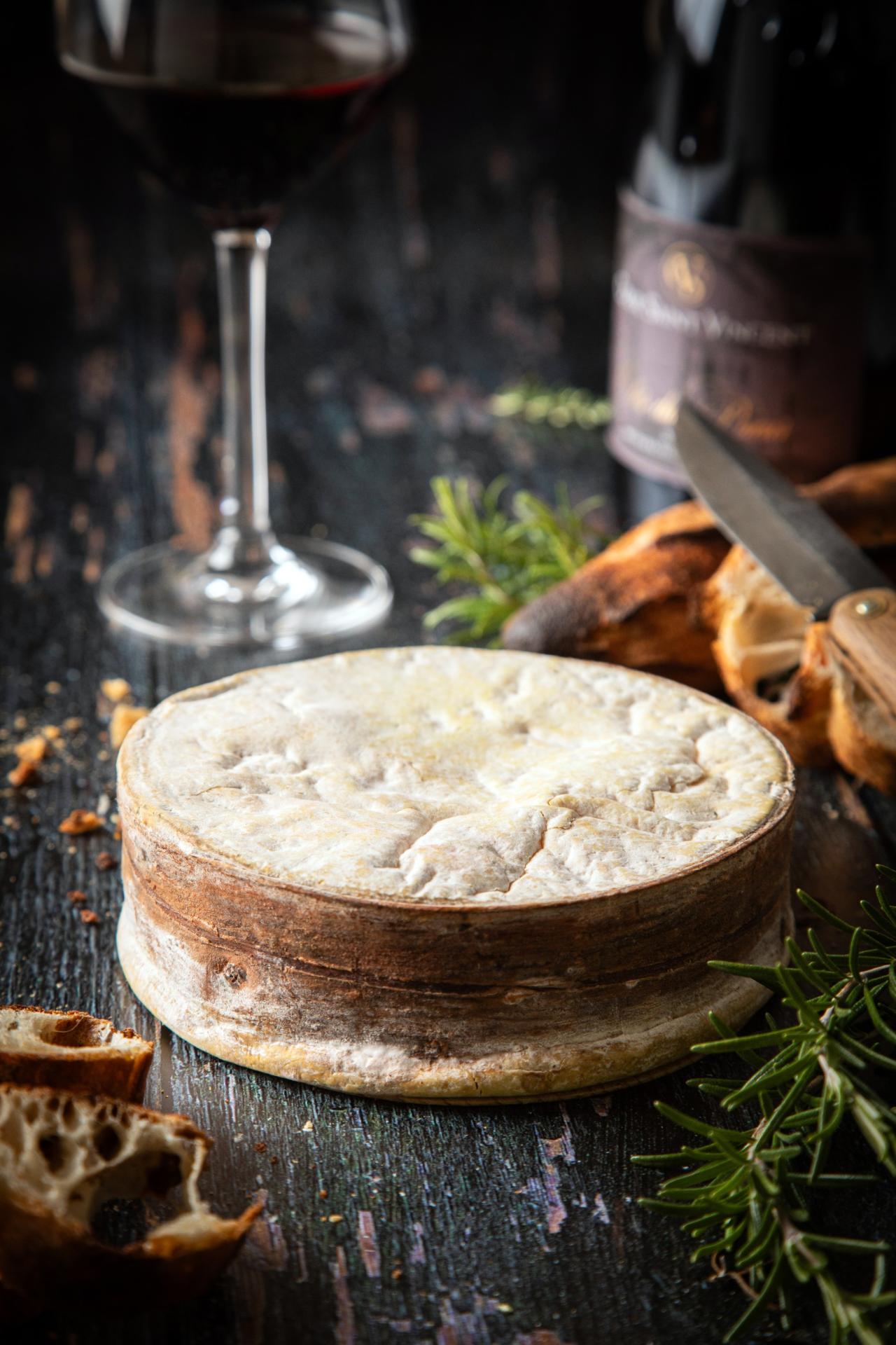 Photographie annecy fromagerie affineur situation alimentaire culinaire gourmande onctueux delicat gout bon visuel vertical 1980px
