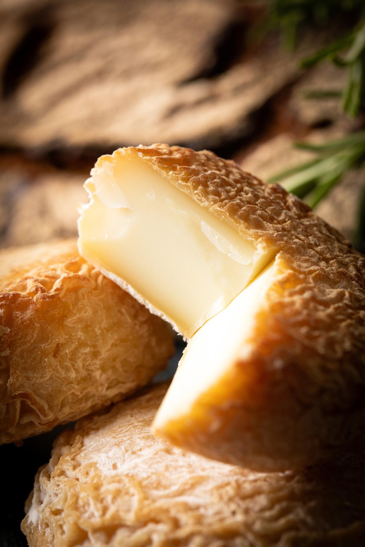 Pierre gay fromages de chevre fumes photographie culinaire annecy haute savoie pain gourmandise bon mof photo image situation zoom gourmand detail closeup 1980px