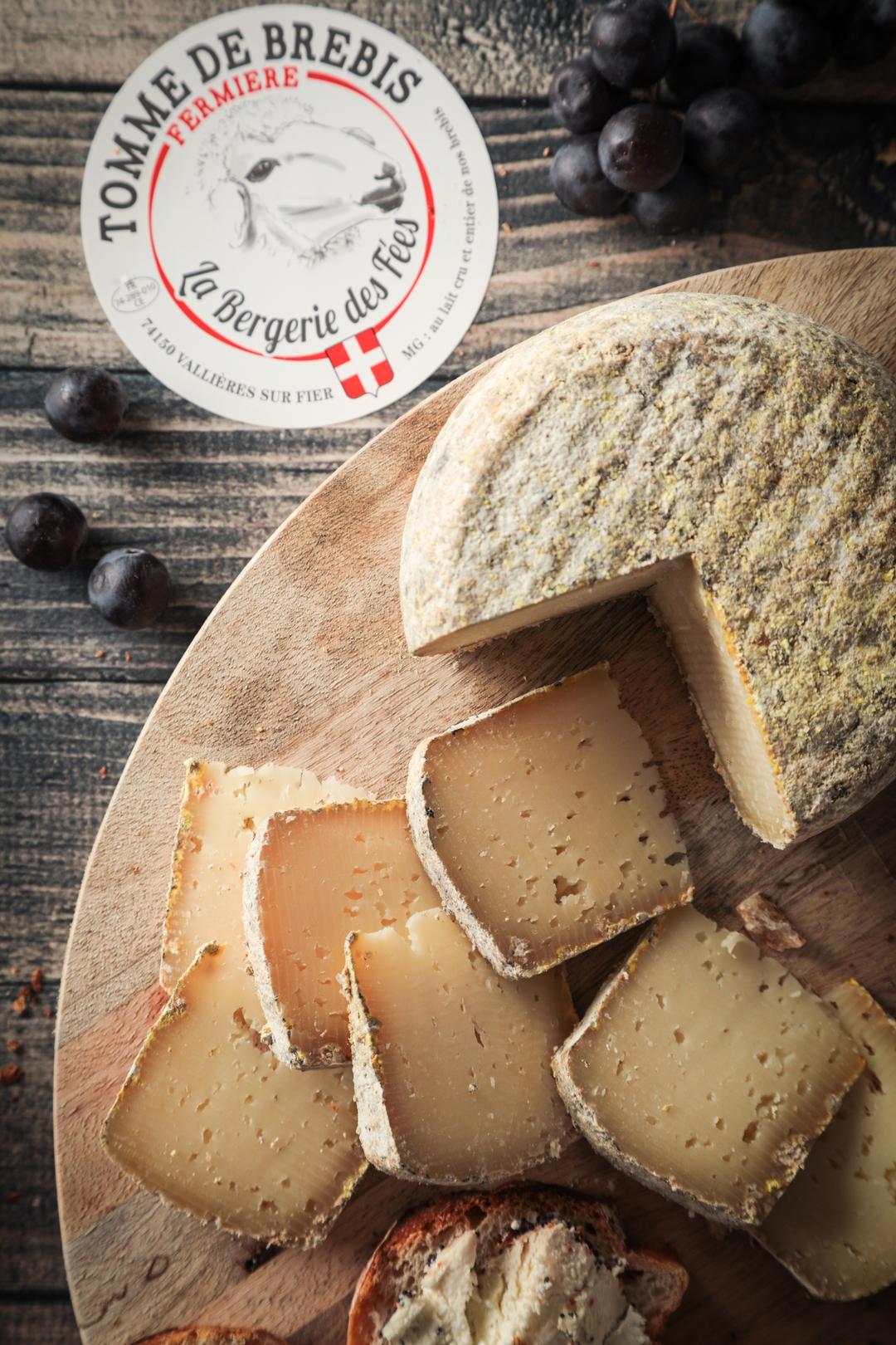S photographe alimentaire culinaire mise en situation annecy haute savoie photo 1080 tomme brebis etiquette terroir producteur