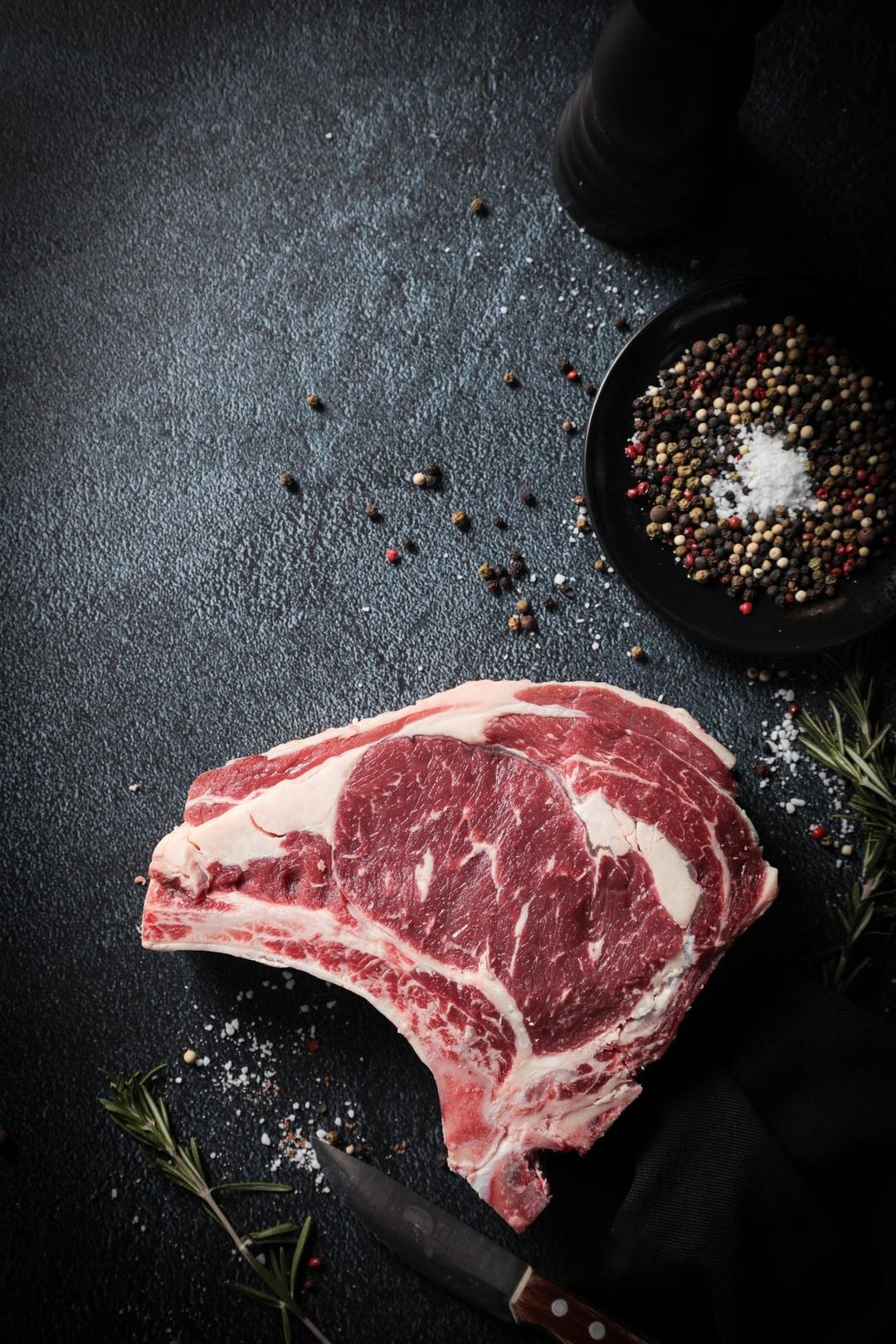 U photographe alimentaire culinaire mise en situation annecy haute savoie photo 1080 tranche co te boeuf boucher fermier pre sentation vertical magazine image