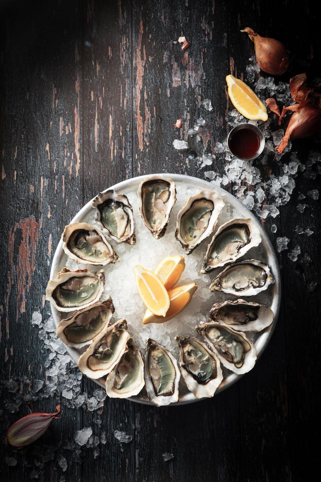 Z photographe alimentaire culinaire mise en situation annecy haute savoie photo 1080 la source bleue plateu huitres citron presentation vertical magazine